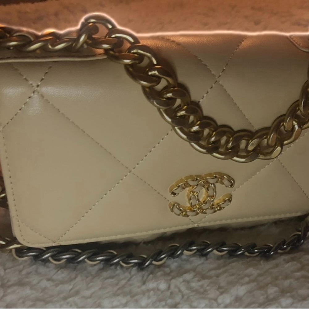 ❌SOLD❌Chanel 19 WOC Cream Quilted Women's Bag - Picture 4 of 7